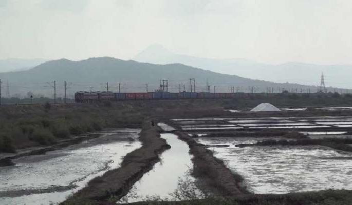 Eye on 2, 5 acre sweeteners in Mumbai for two lakh houses! | दोन लाख घरांसाठी मुंबईतील ५,३०० एकर मिठागरांवर डोळा! Eye on 2, 5 acre sweeteners in Mumbai for two lakh houses! | दोन लाख घरांसाठी मुंबईतील ५,३०० एकर मिठागरांवर डोळा!