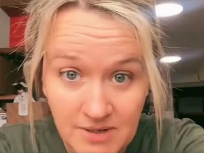 Woman found man hiding under her bed he lives in her home for 4 months | तब्बल चार महिन्यांपासून महिलेच्या बेडखाली राहत होता, स्वत: तिनेच सांगितला हा अजब किस्सा... Woman found man hiding under her bed he lives in her home for 4 months | तब्बल चार महिन्यांपासून महिलेच्या बेडखाली राहत होता, स्वत: तिनेच सांगितला हा अजब किस्सा...