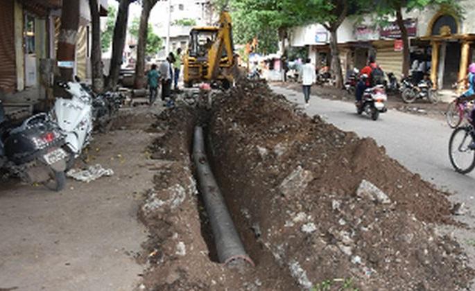 Road damage by hydraulic works | जलवाहिनीच्या कामांनी रस्त्याचे नुकसान Road damage by hydraulic works | जलवाहिनीच्या कामांनी रस्त्याचे नुकसान