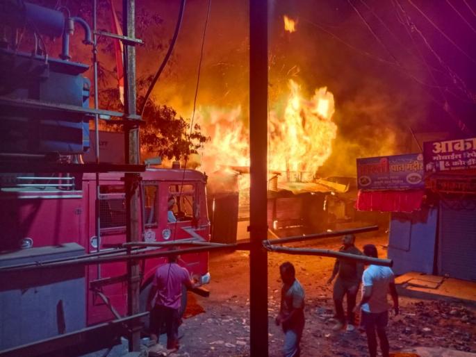 Fire at the weekly market in Khamgaon! Nine vegetable shops burnt | खामगाव येथील आठवडी बाजारात आग! भाजीपाल्याची नऊ दुकाने जळून खाक Fire at the weekly market in Khamgaon! Nine vegetable shops burnt | खामगाव येथील आठवडी बाजारात आग! भाजीपाल्याची नऊ दुकाने जळून खाक
