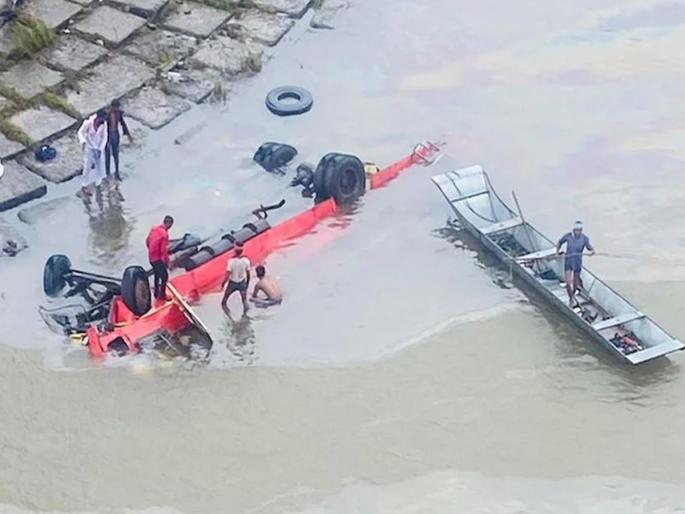 Madhya Pradesh Narmada River ST Bus Accident: ST bus not fall directly in river water, crashed on pillar square; told by eyewitnesses... | Narmada River ST Bus Accident: एसटी बस नदीच्या पाण्यात नाही, खांबाच्या चौथऱ्यावर कोसळली; प्रत्यक्षदर्शींनी सांगितला थरार...