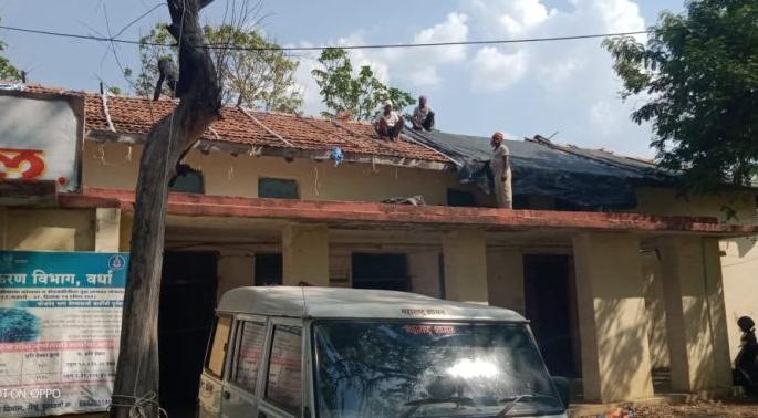 'that' building on tarpaulin for the third year in Wardha district | वर्धा जिल्ह्यात तिसऱ्या वर्षीही 'त्या' इमारतीला ताडपत्रीचाच आधार