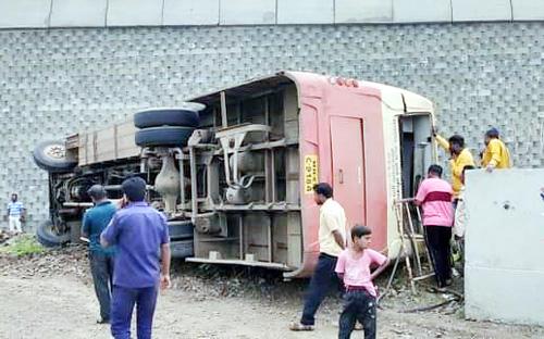 Bus overturns near Akkalkot; 27 passengers injured, three in critical condition | अक्कलकोटजवळ बस पलटी; २७ प्रवासी जखमी, तिघांची प्रकृती गंभीर