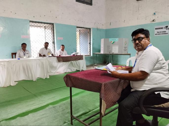 62 percent voter turnout at Adarsh Divyang polling station in Khamgaon | खामगावातील आदर्श दिव्यांग मतदान केंद्रात ६२ टक्के मतदान 62 percent voter turnout at Adarsh Divyang polling station in Khamgaon | खामगावातील आदर्श दिव्यांग मतदान केंद्रात ६२ टक्के मतदान