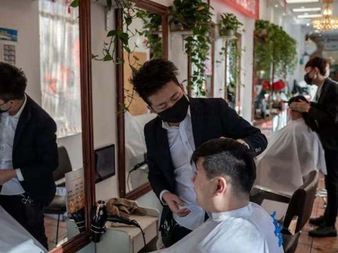 Man shocked to see bill for hair cutting salon pays money by taking loan | केस कापण्यासाठी न्हाव्याकडे गेला, बिल इतकं आलं की, लोन घ्यावं लागलं! Man shocked to see bill for hair cutting salon pays money by taking loan | केस कापण्यासाठी न्हाव्याकडे गेला, बिल इतकं आलं की, लोन घ्यावं लागलं!