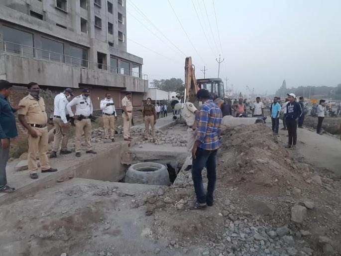 Two killed, two seriously injured after falling into drainage chamber, incident on Solapur-Akkalkot road | ड्रेनेजच्या चेंबरमध्ये पडून चार जणांचा मृत्यू; सोलापूर-अक्कलकोट रोडवरील घटना Two killed, two seriously injured after falling into drainage chamber, incident on Solapur-Akkalkot road | ड्रेनेजच्या चेंबरमध्ये पडून चार जणांचा मृत्यू; सोलापूर-अक्कलकोट रोडवरील घटना