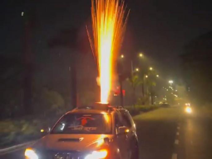 birthday celebration with firecrackers on the car a crime against both | गाडीवर फटाक्याच्या आतषबाजीने जन्मदिवस साजरा; दोघांवर गुन्हा birthday celebration with firecrackers on the car a crime against both | गाडीवर फटाक्याच्या आतषबाजीने जन्मदिवस साजरा; दोघांवर गुन्हा