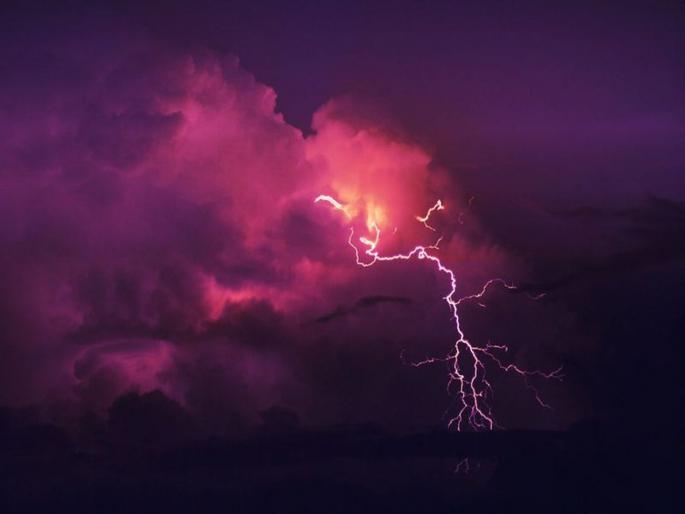 A woman who went to harvest soybeans was died due to lightning | सोयाबीन कापणीस गेलेली महिला वीज पडून ठार A woman who went to harvest soybeans was died due to lightning | सोयाबीन कापणीस गेलेली महिला वीज पडून ठार