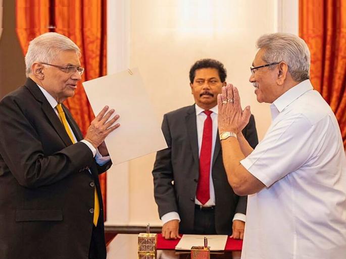 Sri Lanka Crisis Live: Ranil Wickremesinghe sworn in as Sri Lanka's interim prez amid political crisis; took majour descision | Sri Lanka Crisis: राष्ट्रपतींचे अधिकार काढून घेतले! वेगळा झेंडा, मान झुकविणे सारे बंद; श्रीलंकेत बदलाचे वारे Sri Lanka Crisis Live: Ranil Wickremesinghe sworn in as Sri Lanka's interim prez amid political crisis; took majour descision | Sri Lanka Crisis: राष्ट्रपतींचे अधिकार काढून घेतले! वेगळा झेंडा, मान झुकविणे सारे बंद; श्रीलंकेत बदलाचे वारे