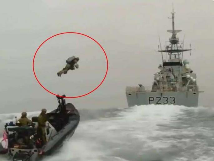 Flew from one boat to another; You will be shocked to see the video of the soldier Jetpacks | उडत गेला! एका बोटीतून दुसऱ्या जहाजावर पोहोचला; सैनिकाचा Video पाहून हादराल Flew from one boat to another; You will be shocked to see the video of the soldier Jetpacks | उडत गेला! एका बोटीतून दुसऱ्या जहाजावर पोहोचला; सैनिकाचा Video पाहून हादराल