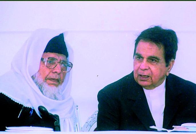 Dilip Kumar's spiritual relationship with Nagpur | दिलीप कुमार यांचे नागपूरशी हाेते आध्यात्मिक नाते 