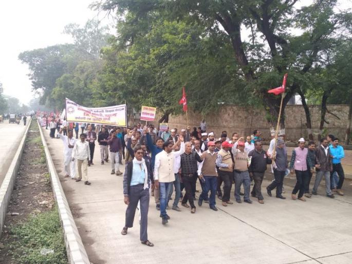 Wardha protests against privatization | खासगीकरणाच्या विरोधात वर्ध्यात मोर्चा Wardha protests against privatization | खासगीकरणाच्या विरोधात वर्ध्यात मोर्चा