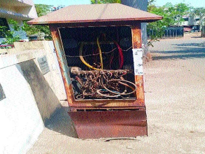 The possibility of an accident due to the open-pit | उघड्या डिपींमुळे दुर्घटनेची शक्यता The possibility of an accident due to the open-pit | उघड्या डिपींमुळे दुर्घटनेची शक्यता