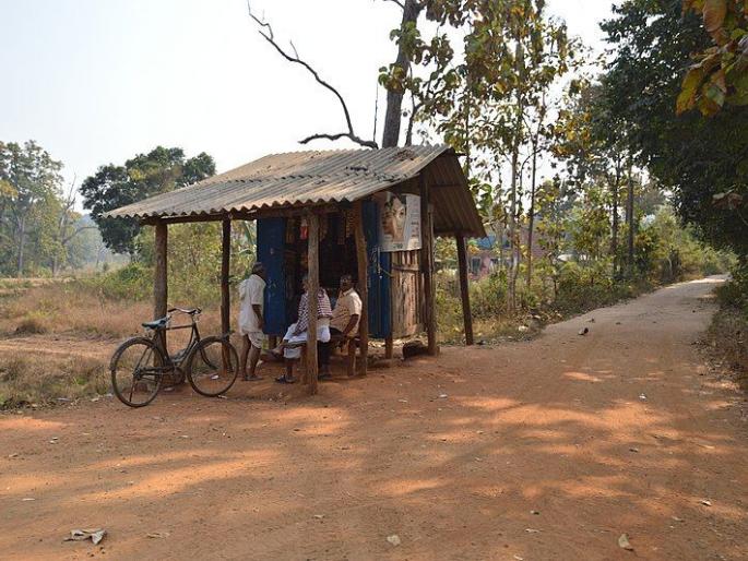 To avoid the rain, they stopped at a tea stall and accidentally ... | पावसापासून वाचण्यासाठी ते चहाच्या टपरीवर थांबले आणि अघटित घडले...