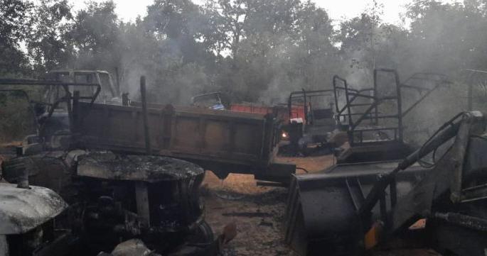 Big event! Naxals set fire to 15 tractors, 2 JCBs and a grader vehicle in Gadchiroli |  मोठी घटना! गडचिरोलीत नक्षल्यांनी जाळली तब्बल ११ वाहने; ९ ट्रॅक्टर व २ जेसीबीचा समावेश