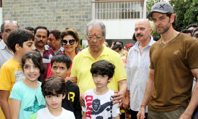 hrithik roshan grandfather j om prakash wrote in his will no prayer meet said report | गंगेत विसर्जित होणार नाहीत हृतिक रोशनच्या आजोबांच्या अस्थी, ही होती अंतिम इच्छा hrithik roshan grandfather j om prakash wrote in his will no prayer meet said report | गंगेत विसर्जित होणार नाहीत हृतिक रोशनच्या आजोबांच्या अस्थी, ही होती अंतिम इच्छा