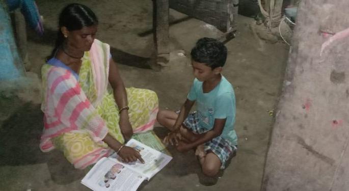 She has continued her child's education by counting the pots on the board | फळीवरची भांडी मोजायला लावत तिने सुरू ठेवले आहे मुलाचे शिक्षण She has continued her child's education by counting the pots on the board | फळीवरची भांडी मोजायला लावत तिने सुरू ठेवले आहे मुलाचे शिक्षण