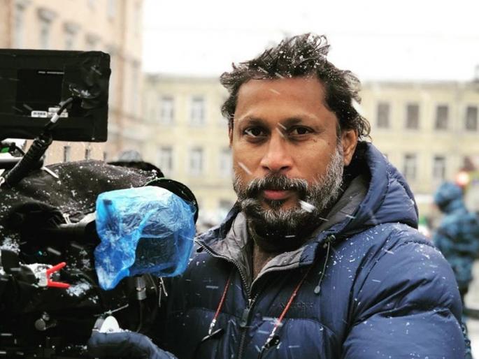 film director shoojit sircar curious about how intimate scene will be shoot after coronavirus lockdown-ram | आता बोला! सगळ्यांना कोरोनाची अन् या दिग्दर्शकाला किसींग सीन्सची चिंता...! film director shoojit sircar curious about how intimate scene will be shoot after coronavirus lockdown-ram | आता बोला! सगळ्यांना कोरोनाची अन् या दिग्दर्शकाला किसींग सीन्सची चिंता...!