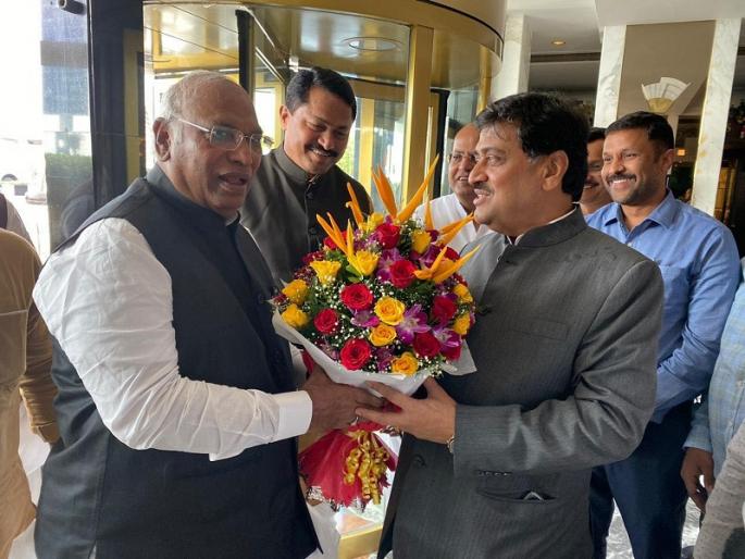 Ashok Chavan's cabinet strengthened the Congress fort in Marathawada | अशोक चव्हाण यांच्या मंत्रीपदाने काँग्रेसच्या नांदेडसह मराठवाड्याच्या गडाला बळकटी Ashok Chavan's cabinet strengthened the Congress fort in Marathawada | अशोक चव्हाण यांच्या मंत्रीपदाने काँग्रेसच्या नांदेडसह मराठवाड्याच्या गडाला बळकटी