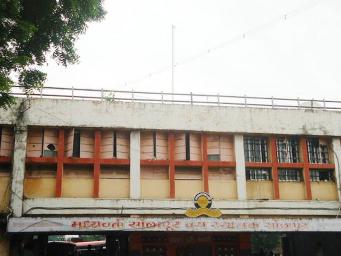 Women in Solapur bus stand have been given birth, passengers and security personnel assisted by help | सोलापूरच्या बसस्थानकावर महिला झाली प्रसूत, सुरक्षारक्षकांसह प्रवाशांनी केली मदत Women in Solapur bus stand have been given birth, passengers and security personnel assisted by help | सोलापूरच्या बसस्थानकावर महिला झाली प्रसूत, सुरक्षारक्षकांसह प्रवाशांनी केली मदत