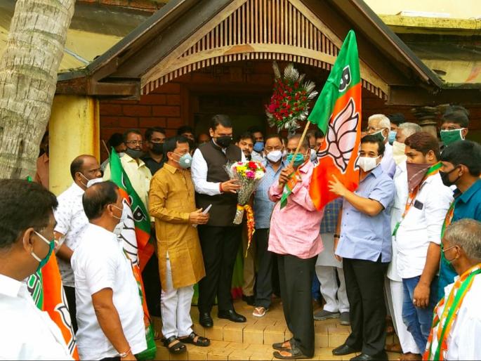 Sharad Pawar, NCP Leader Gulabrao Chavhan join BJP in presence Devendra Fadanvis, Narayan Rane | देवेंद्र फडणवीसांचा राष्ट्रवादीला धक्का; राणेंच्या उपस्थितीत शरद पवारांचे खंदे समर्थक भाजपात दाखल Sharad Pawar, NCP Leader Gulabrao Chavhan join BJP in presence Devendra Fadanvis, Narayan Rane | देवेंद्र फडणवीसांचा राष्ट्रवादीला धक्का; राणेंच्या उपस्थितीत शरद पवारांचे खंदे समर्थक भाजपात दाखल