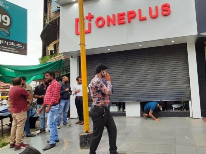 26 lakh mobile phones stolen in Nagpur | नागपुरात शटर वाकवून २६ लाखांचे मोबाईल पळविले