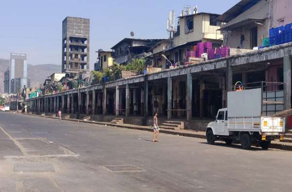 Coronavirus: Hundreds of coronavirus in APM! Demand for market closure; Dissatisfaction among Navi Mumbaikars | Coronavirus: एपीएमसीत कोरोनाची शंभरी! मार्केट बंद करण्याची मागणी; नवी मुंबईकरांमध्ये असंतोष Coronavirus: Hundreds of coronavirus in APM! Demand for market closure; Dissatisfaction among Navi Mumbaikars | Coronavirus: एपीएमसीत कोरोनाची शंभरी! मार्केट बंद करण्याची मागणी; नवी मुंबईकरांमध्ये असंतोष