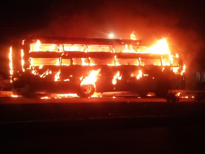 Travels in front of the Tivasa police station caught fire; Luckily the passengers in the bus were safe | Video: तिवसा पोलीस स्टेशनसमोर धावत्या ट्रॅव्हल्सनं पेट घेतला; सुदैवाने बसमधील प्रवाशी सुखरूप Travels in front of the Tivasa police station caught fire; Luckily the passengers in the bus were safe | Video: तिवसा पोलीस स्टेशनसमोर धावत्या ट्रॅव्हल्सनं पेट घेतला; सुदैवाने बसमधील प्रवाशी सुखरूप