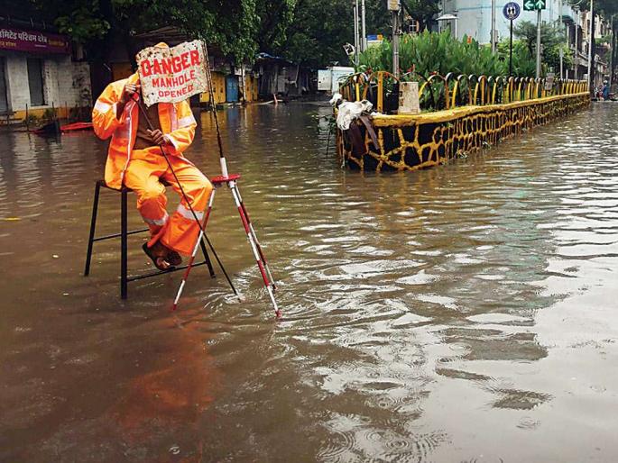 Give accurate forecast of rainfall 24 hours in advance; The commissioner alerted the weather department | अतिवृष्टीचा अचूक अंदाज २४ तास आधी द्या; आयुक्तांनी हवामान खात्याला बजावले Give accurate forecast of rainfall 24 hours in advance; The commissioner alerted the weather department | अतिवृष्टीचा अचूक अंदाज २४ तास आधी द्या; आयुक्तांनी हवामान खात्याला बजावले