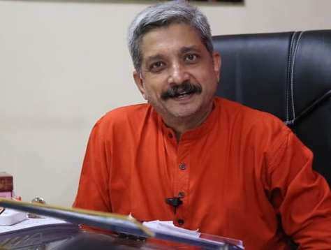 The political atmosphere was also heated by sending Soman on leave | सोमण यांना रजेवर पाठविल्यामुळे राजकीय वातावरणही तापले The political atmosphere was also heated by sending Soman on leave | सोमण यांना रजेवर पाठविल्यामुळे राजकीय वातावरणही तापले