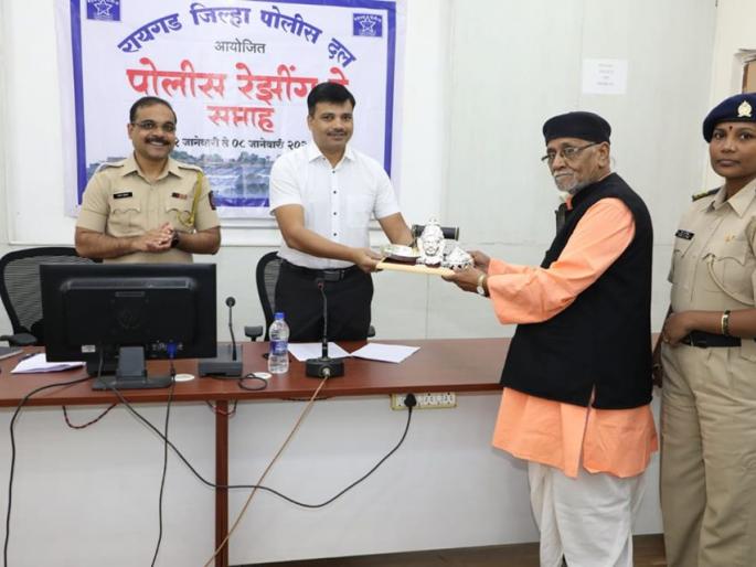 Police return 3 lakh cases in 3 offenses | पोलिसांकडून १३ गुन्ह्यांतील २४ लाखांचा मुद्देमाल परत Police return 3 lakh cases in 3 offenses | पोलिसांकडून १३ गुन्ह्यांतील २४ लाखांचा मुद्देमाल परत