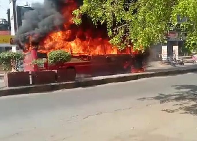 Running bus caught fire in Nagpur | Video : नागपुरात धावत्या बसला अचानक लागली आग, वाहकाच्या प्रसंगावधानामुळे प्रवासी सुखरूप Running bus caught fire in Nagpur | Video : नागपुरात धावत्या बसला अचानक लागली आग, वाहकाच्या प्रसंगावधानामुळे प्रवासी सुखरूप