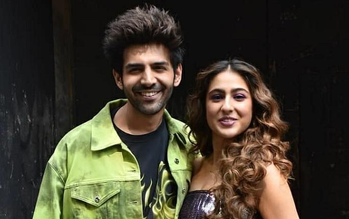 sara ali khan yelled at kartik aryan for jumping with injured hand | VIDEO : सर्वांसमोर कार्तिक आर्यनवर भडकली सारा अली खान; नेमके घडले काय? sara ali khan yelled at kartik aryan for jumping with injured hand | VIDEO : सर्वांसमोर कार्तिक आर्यनवर भडकली सारा अली खान; नेमके घडले काय?