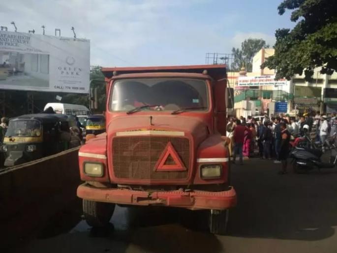Dumper accident kills woman, police and ambulance driver conflict on issue of death in pune kodhava | डंपरच्या धडकेत महिला ठार, पोलिस अन् रुग्णवाहिका चालकात बाचाबाची Dumper accident kills woman, police and ambulance driver conflict on issue of death in pune kodhava | डंपरच्या धडकेत महिला ठार, पोलिस अन् रुग्णवाहिका चालकात बाचाबाची