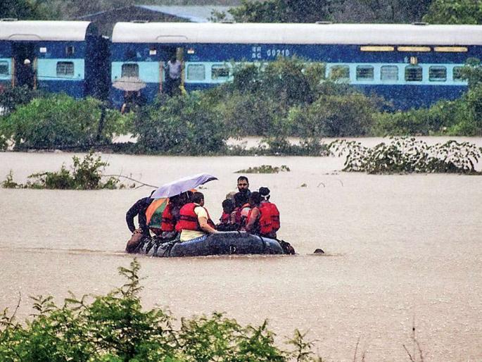 Railways took risks even after giving full information | पुराची माहिती देऊनही रेल्वेने धोका पत्करला Railways took risks even after giving full information | पुराची माहिती देऊनही रेल्वेने धोका पत्करला