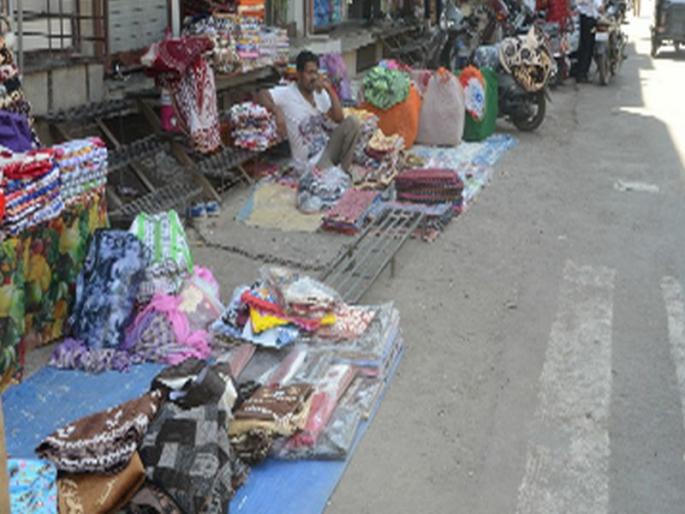 Encroachment of main roads | मुख्य रस्त्यांना अतिक्रमणाचा विळखा Encroachment of main roads | मुख्य रस्त्यांना अतिक्रमणाचा विळखा