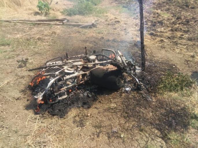 In Chandrapur district, two-wheelers were burnt by solar energy | चंद्रपूर जिल्ह्यात सौर ऊर्जेच्या विद्युत प्रवाहाने दुचाकी जळून खाक In Chandrapur district, two-wheelers were burnt by solar energy | चंद्रपूर जिल्ह्यात सौर ऊर्जेच्या विद्युत प्रवाहाने दुचाकी जळून खाक