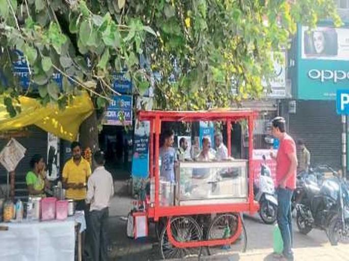 Hawkers Association agitation in satara | साताऱ्यात हॉकर्स संघटनेचे आंदोलन, अंगावर रॉकेल ओतून आत्मदहनाचा प्रयत्न Hawkers Association agitation in satara | साताऱ्यात हॉकर्स संघटनेचे आंदोलन, अंगावर रॉकेल ओतून आत्मदहनाचा प्रयत्न