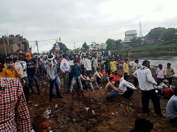 354 injured in whitewashing; During the Corona period, people celebrated by festival | पांढुर्ण्याच्या गोटमारीत ३५४ जखमी; कोरोना काळात आदेश झुगारत लोकांनी उत्सव केला साजरा 354 injured in whitewashing; During the Corona period, people celebrated by festival | पांढुर्ण्याच्या गोटमारीत ३५४ जखमी; कोरोना काळात आदेश झुगारत लोकांनी उत्सव केला साजरा