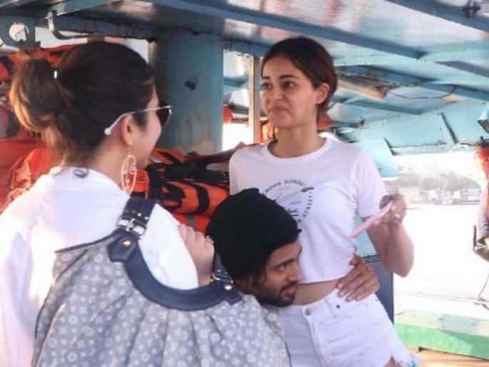 Vijay Devarakonda and Ananya Pandey's awkward hug and bike ride create sensation-ram | OMG! अभिनेत्याच्या अशा वागण्याने वैतागली अनन्या पांडे, फोटो पाहून बसेल धक्का Vijay Devarakonda and Ananya Pandey's awkward hug and bike ride create sensation-ram | OMG! अभिनेत्याच्या अशा वागण्याने वैतागली अनन्या पांडे, फोटो पाहून बसेल धक्का