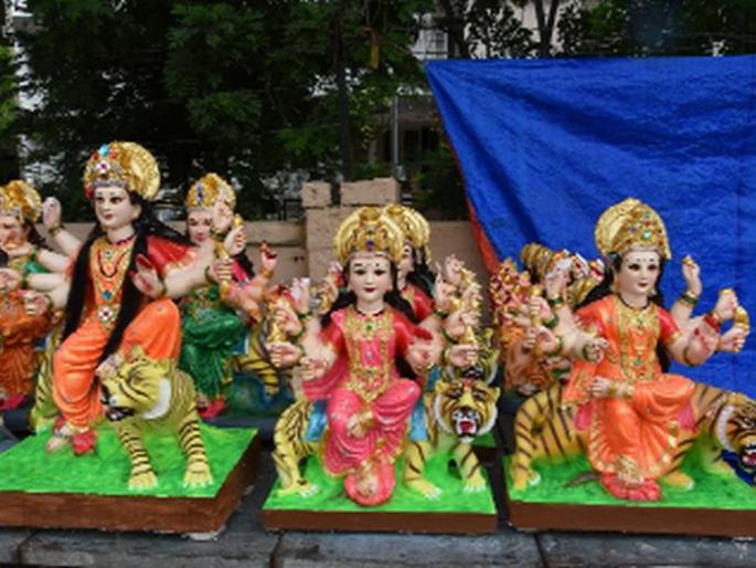 On the eve of the downturn, the market was buzzing | घटस्थापनेच्या पूर्वसंध्येला बाजारपेठ गजबजली