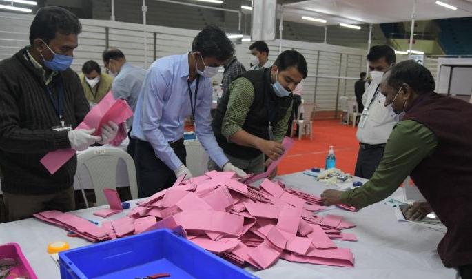 Graduate constituency elections; Counting begins in Nagpur | पदवीधर मतदारसंघ निवडणूक; नागपुरात मतमोजणी सुरू Graduate constituency elections; Counting begins in Nagpur | पदवीधर मतदारसंघ निवडणूक; नागपुरात मतमोजणी सुरू
