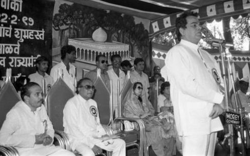 Nagpurites are fascinated by Dilip Kumar's simplicity | दिलीप कुमार; नागपूरच्या कलावंतांनी जागविल्या आठवणी Nagpurites are fascinated by Dilip Kumar's simplicity | दिलीप कुमार; नागपूरच्या कलावंतांनी जागविल्या आठवणी