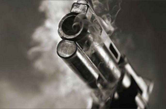 Shooting at bus stand in Ballarpur; One seriously injured | बल्लारपूर येथील जुन्या बसस्थानक परिसरात नकाबधारी युवकांनी गोळ्या झाडून केली इसमाची हत्या Shooting at bus stand in Ballarpur; One seriously injured | बल्लारपूर येथील जुन्या बसस्थानक परिसरात नकाबधारी युवकांनी गोळ्या झाडून केली इसमाची हत्या