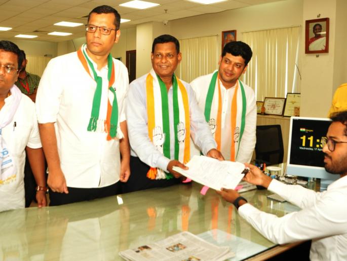 Submission of nomination papers of India Aghadi candidates Ramakant Khalap and Viriato Fernandes | इंडिया आघाडीचे उमेदवार रमाकांत खलप व विरियातो फर्नांडिस यांचे उमेदवारी अर्ज सादर