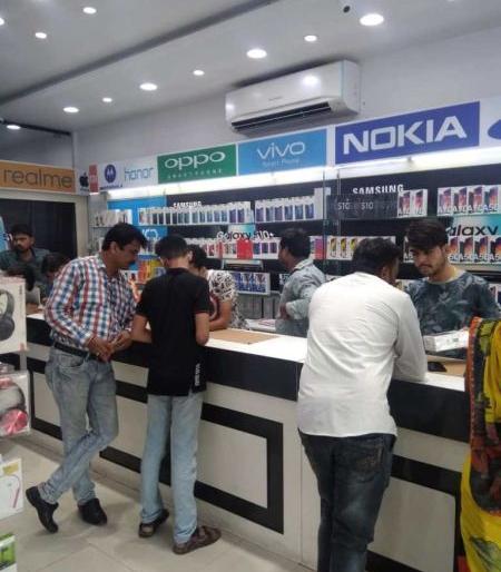 Retail mobile vendors facing loss; The business of e-commerce companies grew | रिटेल मोबाइल विक्रेत्यांचा धंदा बसला; ई-कॉमर्स कंपन्यांचा व्यवसाय वाढला Retail mobile vendors facing loss; The business of e-commerce companies grew | रिटेल मोबाइल विक्रेत्यांचा धंदा बसला; ई-कॉमर्स कंपन्यांचा व्यवसाय वाढला