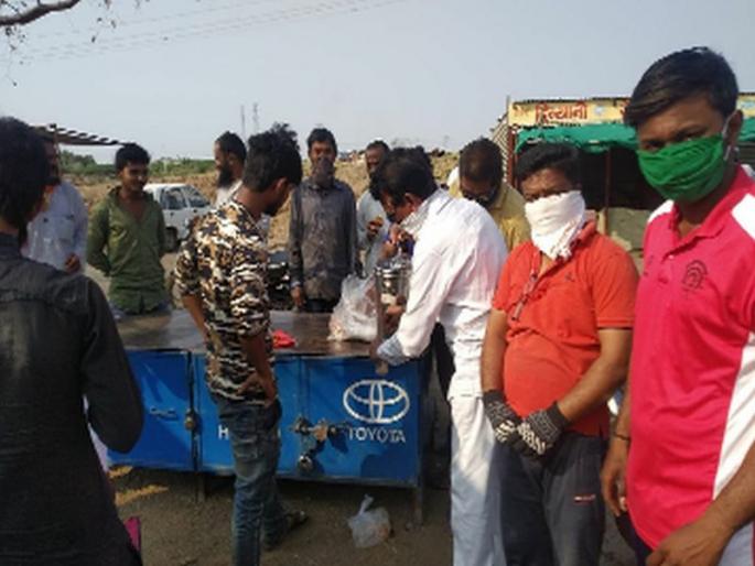 Trafficking in citizens who have been beaten | पायपीट करून आलेल्या नागरिकांना अल्पोहार Trafficking in citizens who have been beaten | पायपीट करून आलेल्या नागरिकांना अल्पोहार