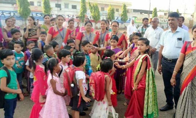 Book attraction in newcomers on the very first day | पहिल्याच दिवशी नवागतांमध्ये पुस्तकांचे आकर्षण Book attraction in newcomers on the very first day | पहिल्याच दिवशी नवागतांमध्ये पुस्तकांचे आकर्षण