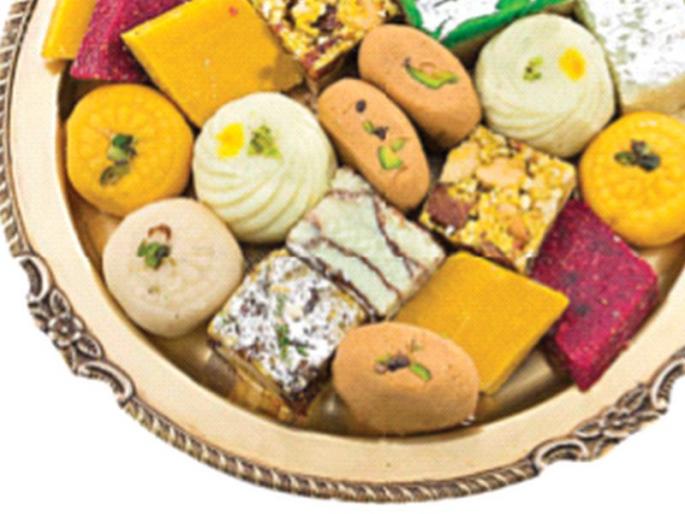 Eat sweets, but also look outdated | मिठाई खा, पण आऊटडेटेडही पहा Eat sweets, but also look outdated | मिठाई खा, पण आऊटडेटेडही पहा