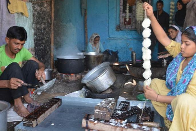 Long time for the city's market for Holi | शहरातील बाजारपेठेत होळीसाठी लगबग